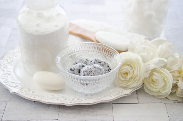 DIY Hibis-Kiss Bath Bombs #DIY #craft #bathroom