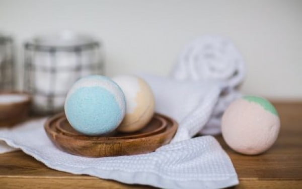 DIY Projects for a Rainy Day: Homemade Bath Bombs #DIY #craft #bathroom