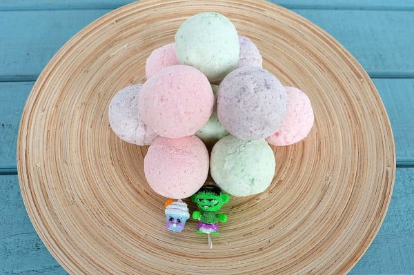 How To Make DIY Bath Bombs With A Toy Hidden Inside #DIY #craft #bathroom