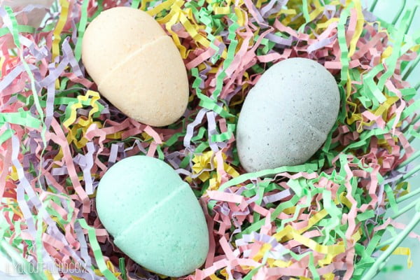 DIY Bath Bomb Easter Eggs #DIY #craft #bathroom