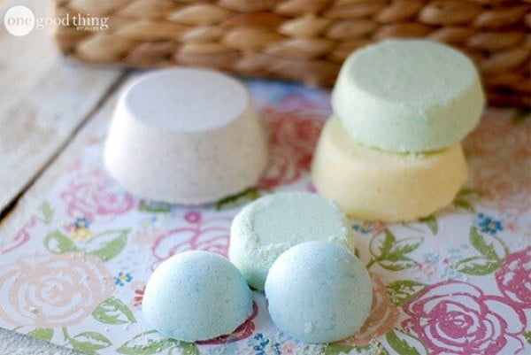 How To Make Your Own Lush-Inspired Bath Bombs · Jillee #DIY #craft #bathroom