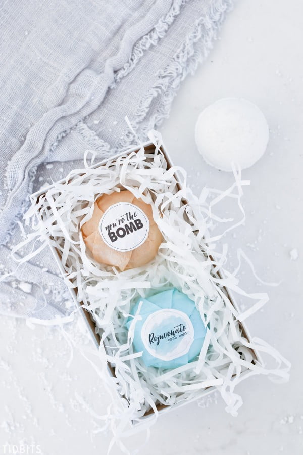 DIY All Natural Bath Bombs + FREE Printable Labels #DIY #craft #bathroom