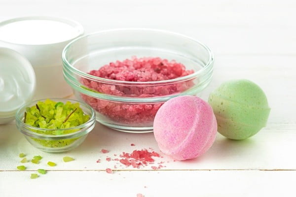 DIY Bath Bombs: How To Make Easy Bath Bombs That FIZZ #DIY #craft #bathroom