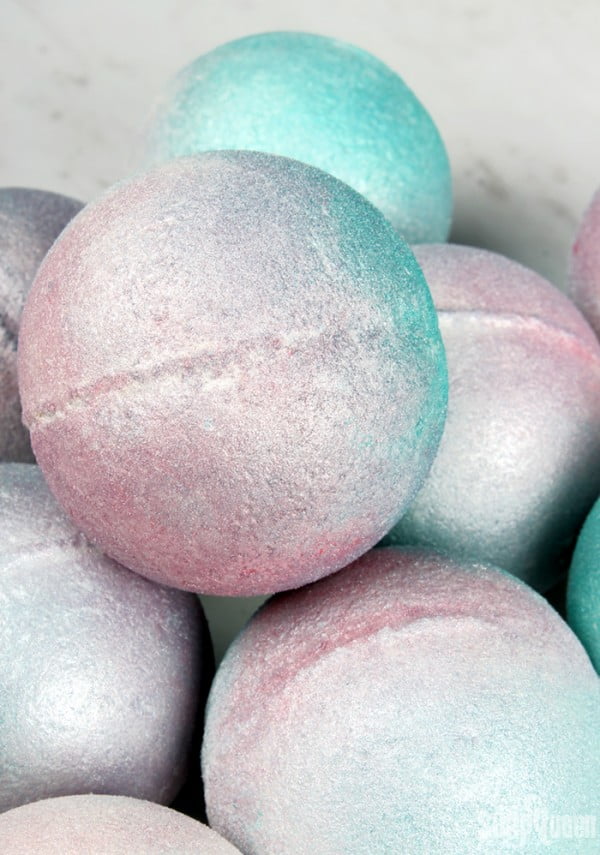Iridescent Pearl Bath Bomb DIY #DIY #craft #bathroom