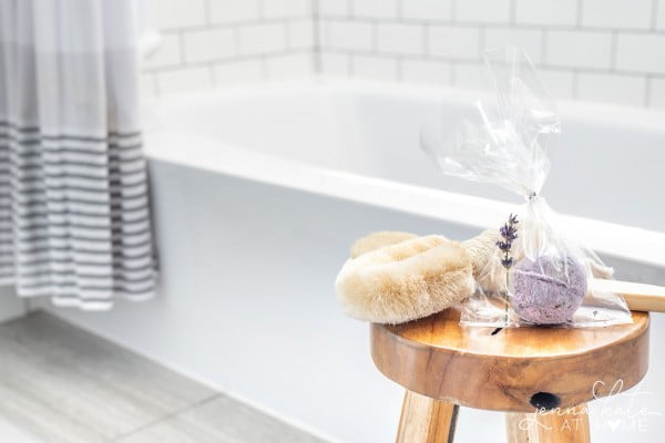 DIY Bath Bombs (How To Easily & Inexpensively Make Them At Home) #DIY #craft #bathroom