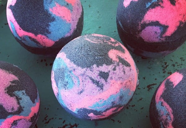 DIY Milky Way Galaxy Bath Bomb Recipe and Tutorial #DIY #craft #bathroom
