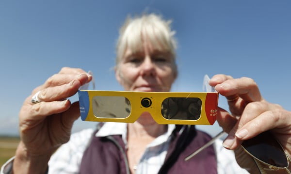 DIY Solar Eclipse Glasses:  Step By Step How to Make Your Own #DIY #eclipse #glasses