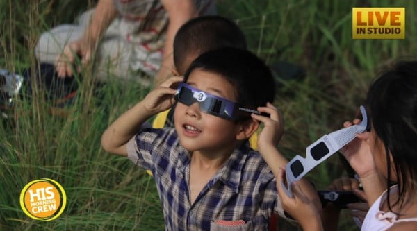 Eclipse DIY: Making Sure Eclipse Glasses Fit Kids Properly #DIY #eclipse #glasses