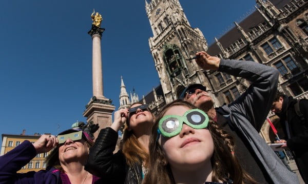 Need Solar Eclipse Glasses? Hope Is Not Lost #DIY #eclipse #glasses