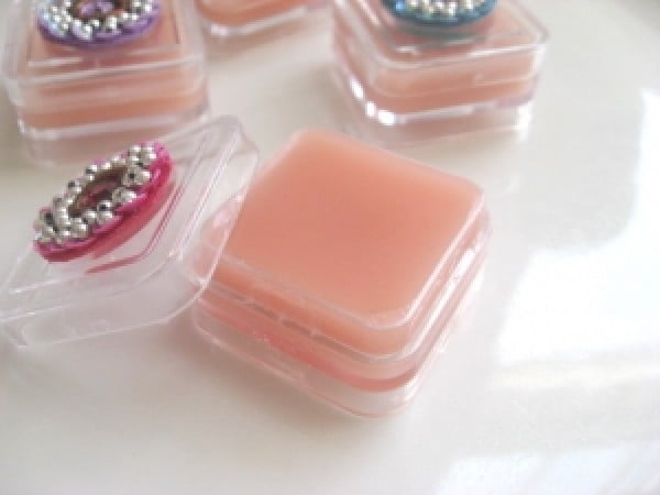 Homemade Natural Lip Balm #DIY #crafts #lipbalm