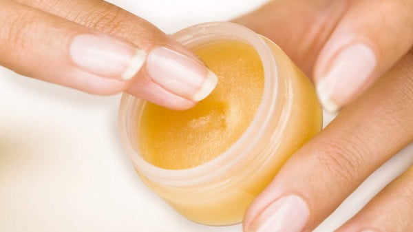 How to Make Homemade Peppermint Lavender Lip Balm #DIY #crafts #lipbalm