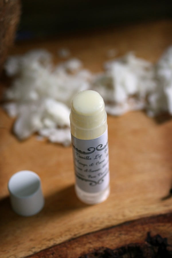 DIY Coconut Oil Vanilla Lip Balm #DIY #crafts #lipbalm
