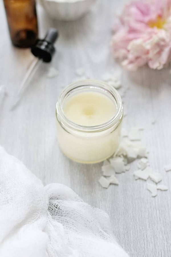 DIY Vegan Lip Balm with Lavender #DIY #crafts #lipbalm