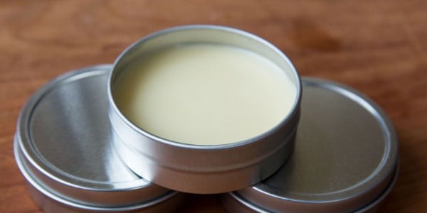 How To Make Homemade Coconut Oil Lip Balm #DIY #crafts #lipbalm