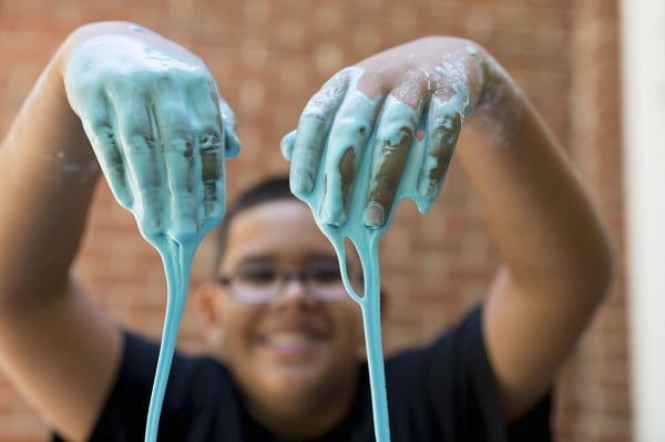 Making Slime with Borax and White Glue Takes Just Minutes #DIY #craft #toys