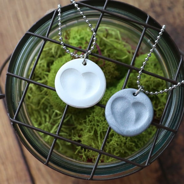 Make a pretty fingerprint necklace in minutes! DIY gift idea #DIY #crafts #jewelry #necklace