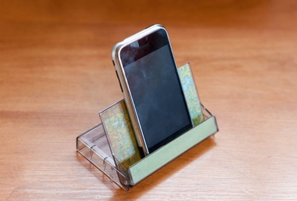 DIY Smart Phone Stand Using an Old Cassette Case #DIY #crafts