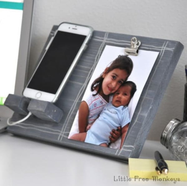 DIY Phone Holder and Photo Display #DIY #crafts