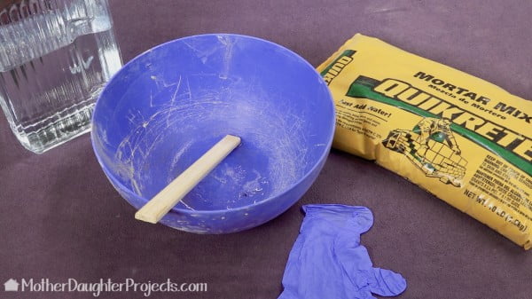 DIY Concrete Hand Phone Stand #DIY #crafts