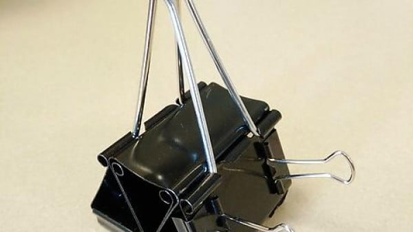 Binder Clip Cell Phone Stand (with room for USB!) #DIY #crafts