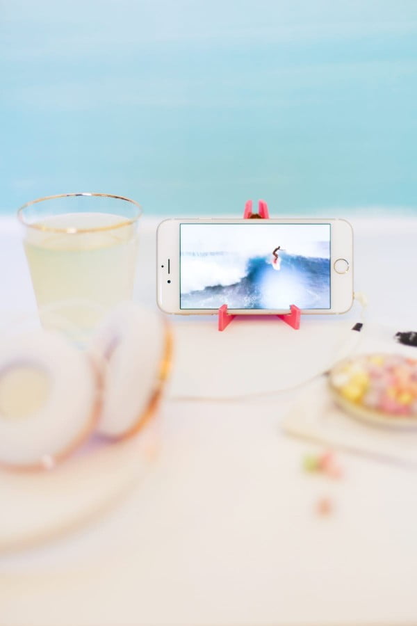 DIY Acrylic Travel Phone Stand #DIY #crafts