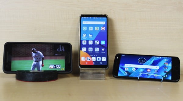 Need a phone stand? Here's how to build one yourself! #DIY #crafts