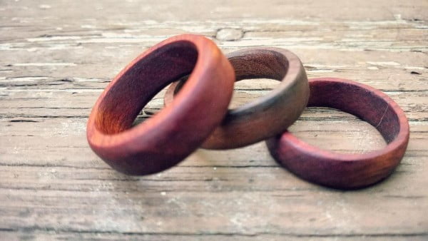 How to Make a Wooden Wedding Ring #DIY #jewelry #ring #crafts