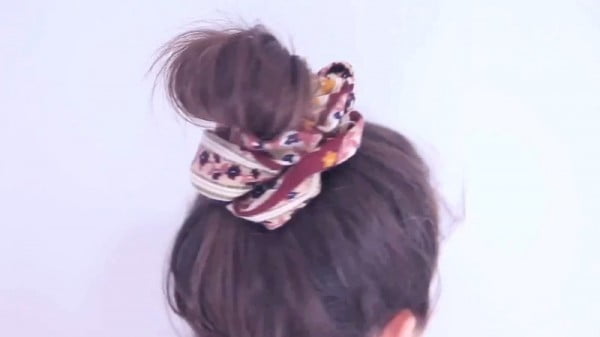 How to Make a DIY Hair Scrunchie #DIY #crafts #beauty #scrunchie #hairstyle #style