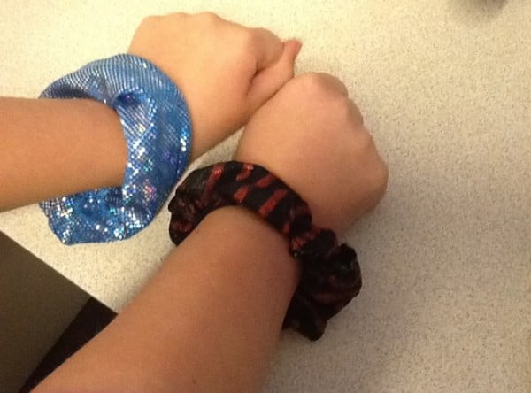 How to Make a No-Sew Hair Scrunchie #DIY #crafts #beauty #scrunchie #hairstyle #style