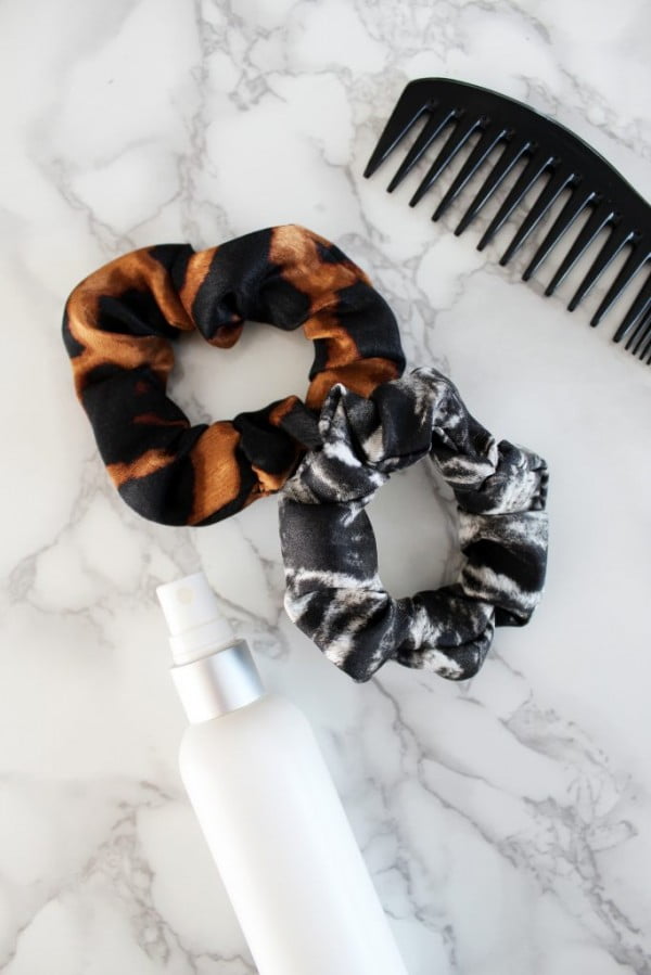 Easy DIY Scrunchie w/ FREE Printable Pattern #DIY #crafts #beauty #scrunchie #hairstyle #style