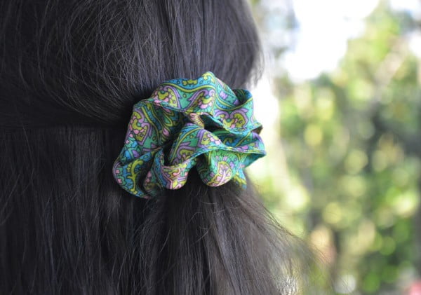 DIY: Scrunchy aus Seidentuch nähen #DIY #crafts #beauty #scrunchie #hairstyle #style