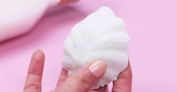 Eucalyptus Shower Melts Are The DIY You Need This Flu Season #DIY #crafts #beauty #bathroom