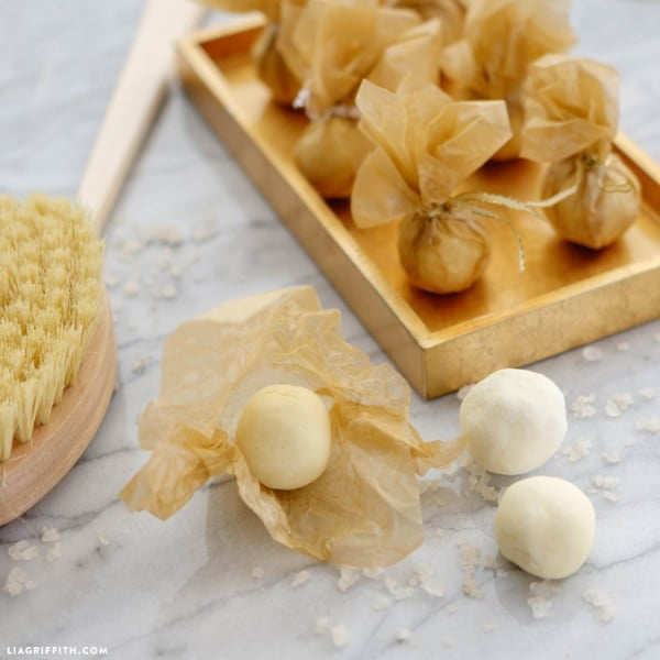 Homemade Bath Melts Recipe #DIY #crafts #beauty #bathroom
