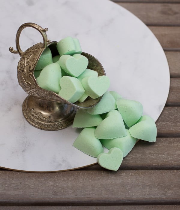 Homemade DIY Fizzy Bath Bombs #DIY #bathroom #cleaning #fizzies #toiletbombs #crafts