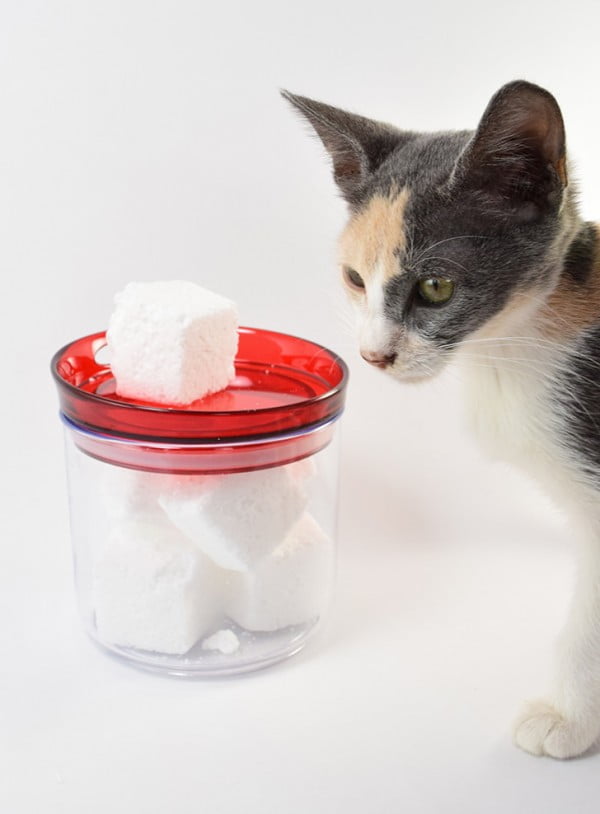 Homemade Essential Oil Fizzing Toilet Cleaners #DIY #bathroom #cleaning #fizzies #toiletbombs #crafts