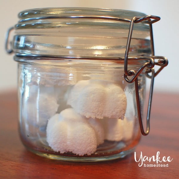 DIY Toilet Bombs #DIY #bathroom #cleaning #fizzies #toiletbombs #crafts