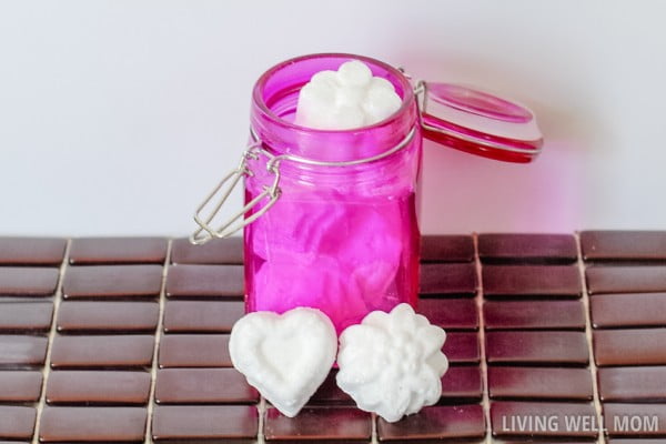 Easy All-Natural DIY Toilet Cleaner Fizzies #DIY #bathroom #cleaning #fizzies #toiletbombs #crafts