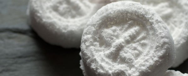 Natural Cleaning: DIY Toilet Bombs #DIY #bathroom #cleaning #fizzies #toiletbombs #crafts