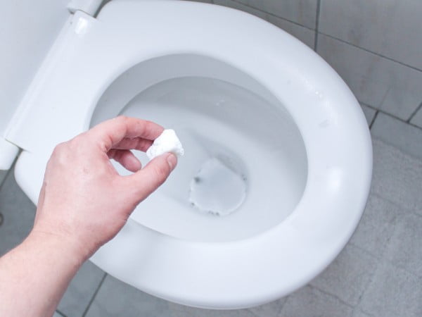 How to Make a Natural Toilet Bomb #DIY #bathroom #cleaning #fizzies #toiletbombs #crafts