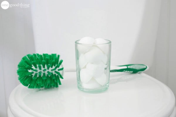 Clean and Fresh DIY Fizzy Toilet Bombs · Jillee #DIY #bathroom #cleaning #fizzies #toiletbombs #crafts