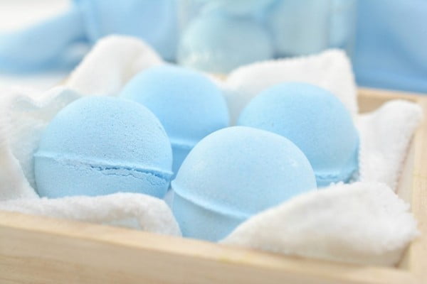 Homemade Fizzy Toilet Bowl Cleaner Tablets #DIY #bathroom #cleaning #fizzies #toiletbombs #crafts