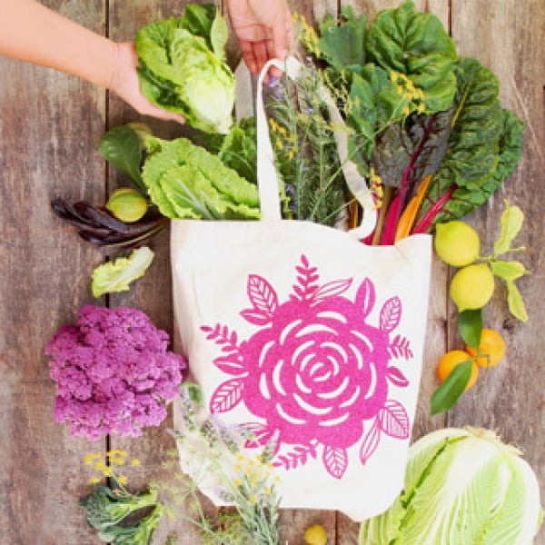 DIY Custom Canvas Tote Bag {with Free Floral Design Download!} #DIY #craft #totebag