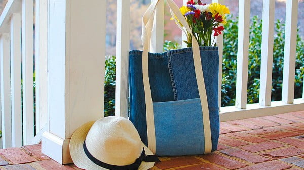 Earth Day DIY: Tote Bag from Upcycled Jeans #DIY #craft #totebag