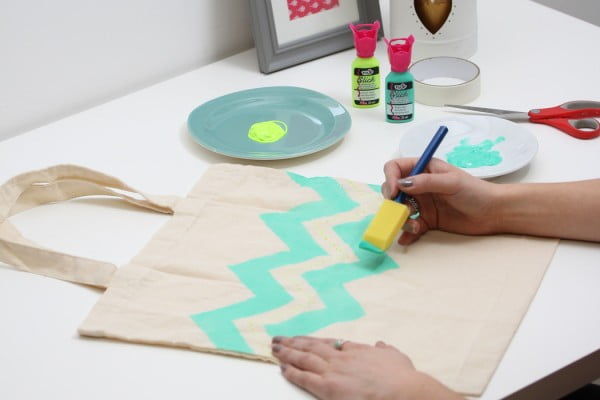 How to Fabric Paint a Tote Bag #DIY #craft #totebag