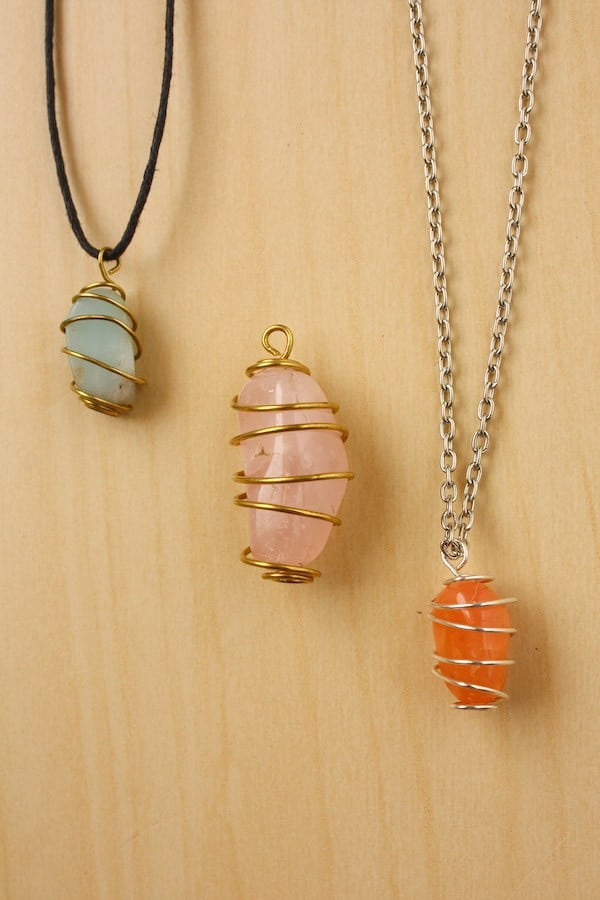 How to Wire Wrap a Stone #DIY #crafts #jewelry