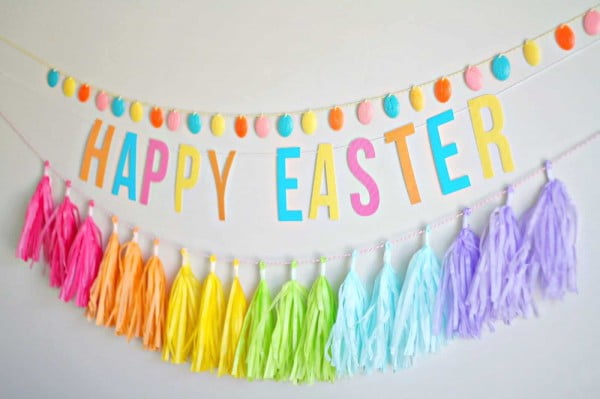 Easter Egg Garland You'll Leave Up All Spring #Easter #DIY #crafts