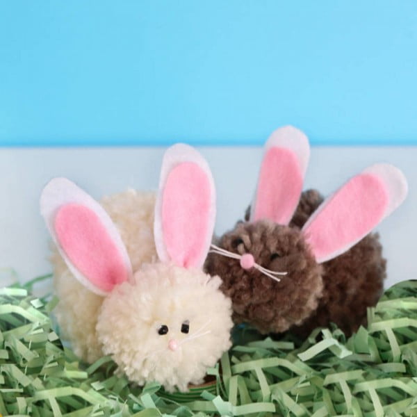 DIY Pom Pom Easter Bunnies #Easter #DIY #crafts