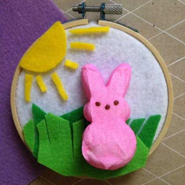 DIY Easter Peep Wall Hanging Craft #Easter #DIY #crafts