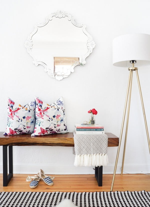 The Easiest DIY Pillows EVER: No-Sew Envelope Pillows Made from Napkins #nosew #DIY #craft #homemade #pillow
