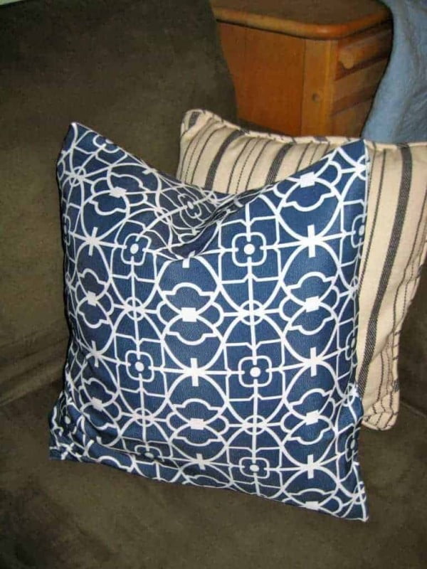 How to Make Easy Peasy No-Sew Envelope Style Pillow Covers #nosew #DIY #craft #homemade #pillow